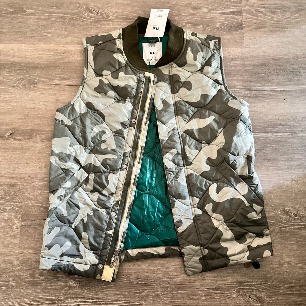 Free Assembly Puffer Vest camouflage NEW WITH TAGS Size XS